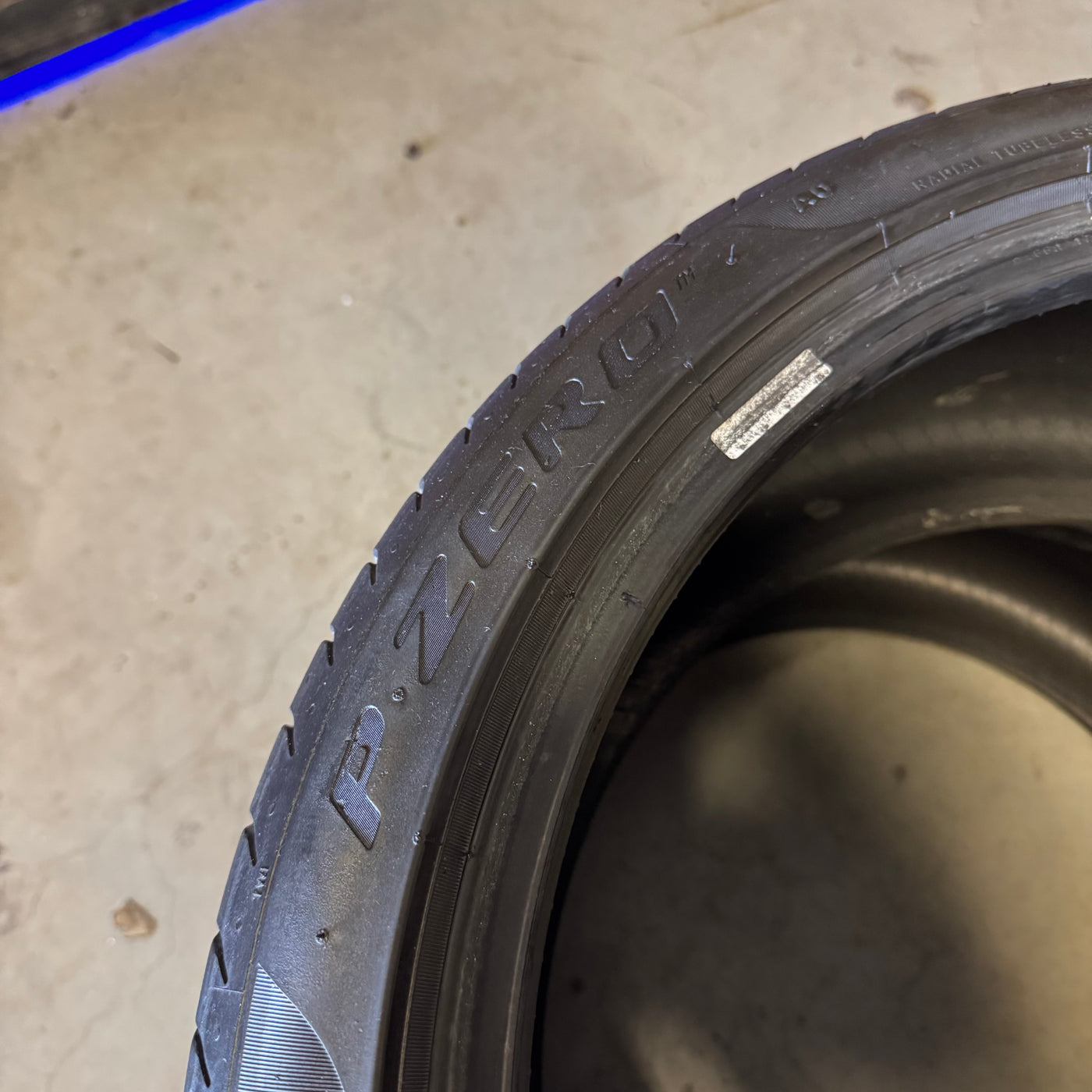 2x 255/35R19 Pirelli P Zero