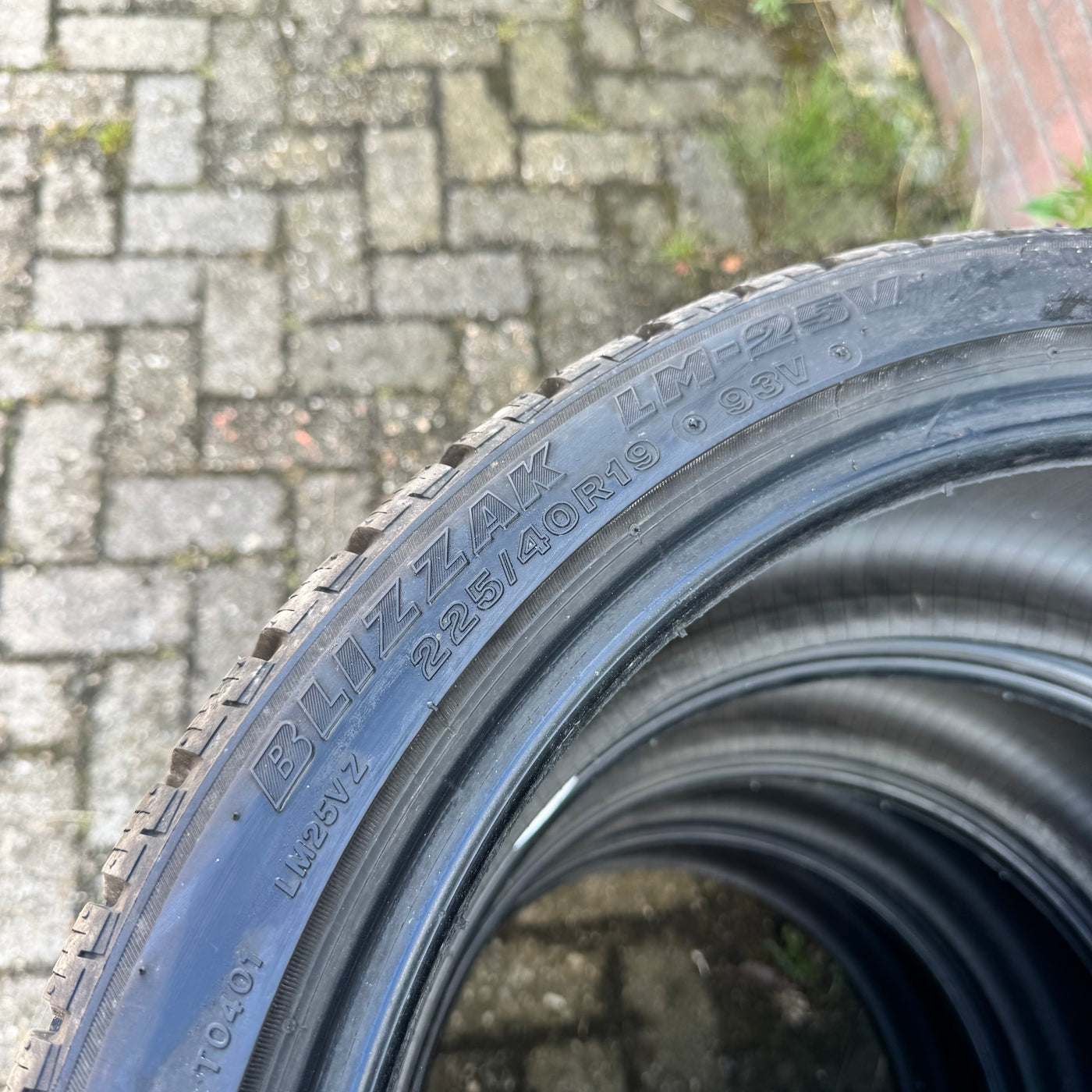 4x 225/40R19 Bridgestone Blizzak lm-25v