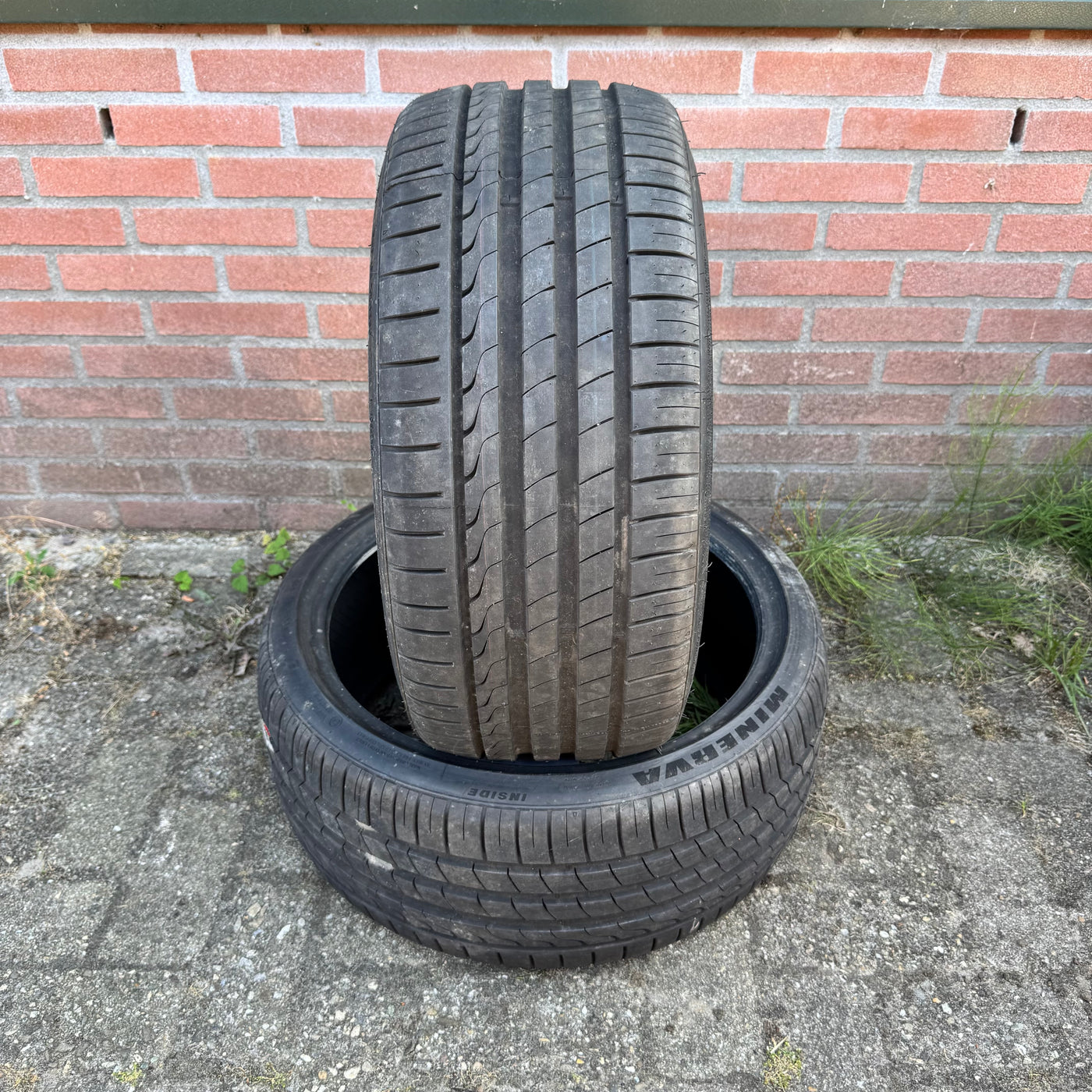 2x 225/35R18 Minerva F205