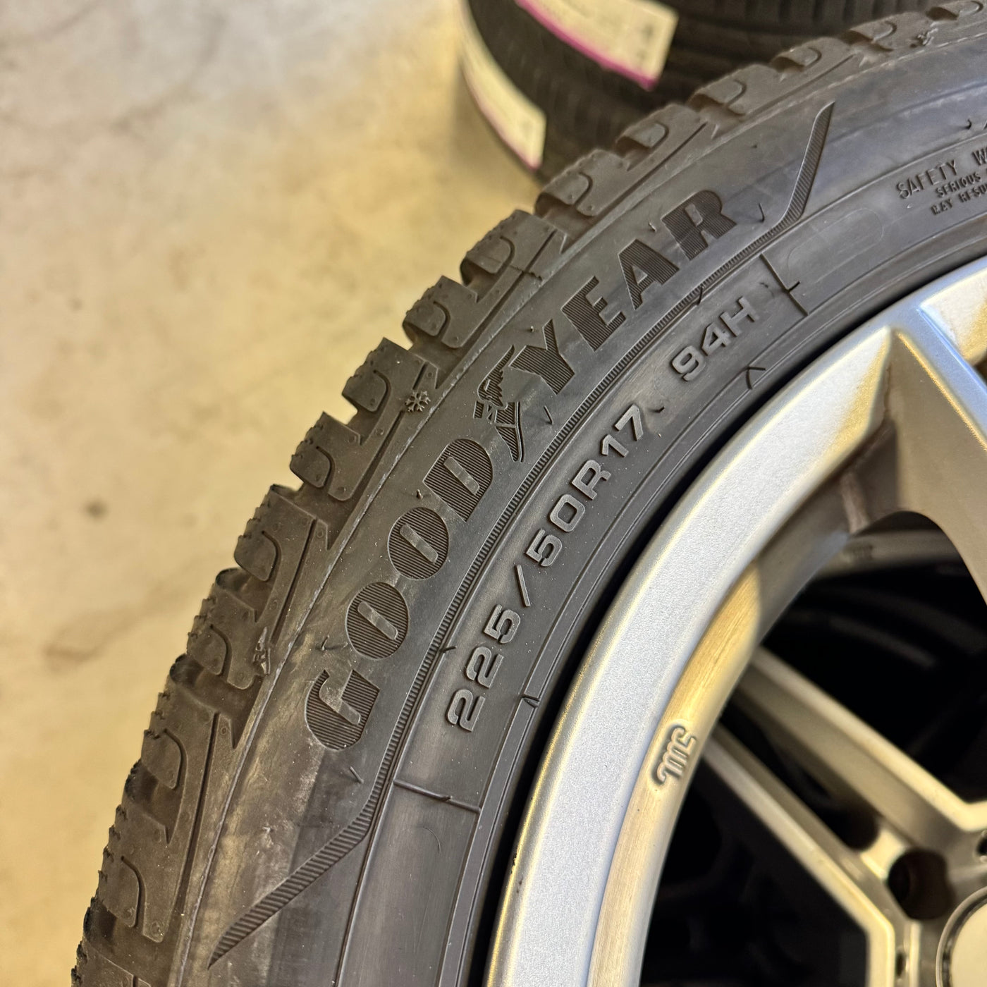 4x 225/50R17 Goodyear Ultragrip